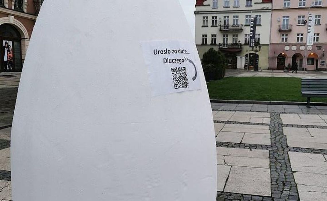 Wielkie jajo na Głównym Rynku. O co chodzi? ZDJĘCIA