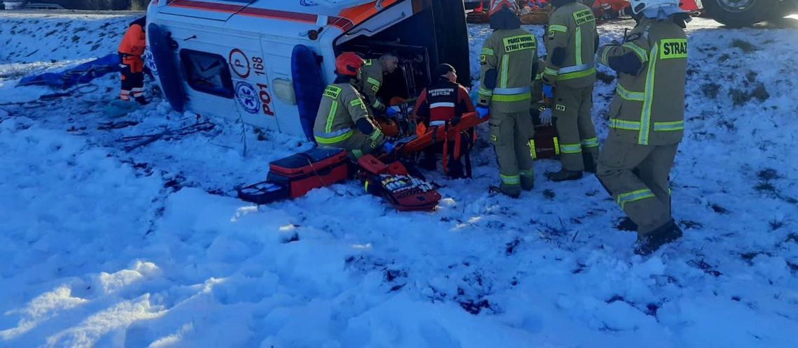 WIELKOPOLSKA Ambulans z pacjentami uderzył w drzewo. Nie żyje ratownik