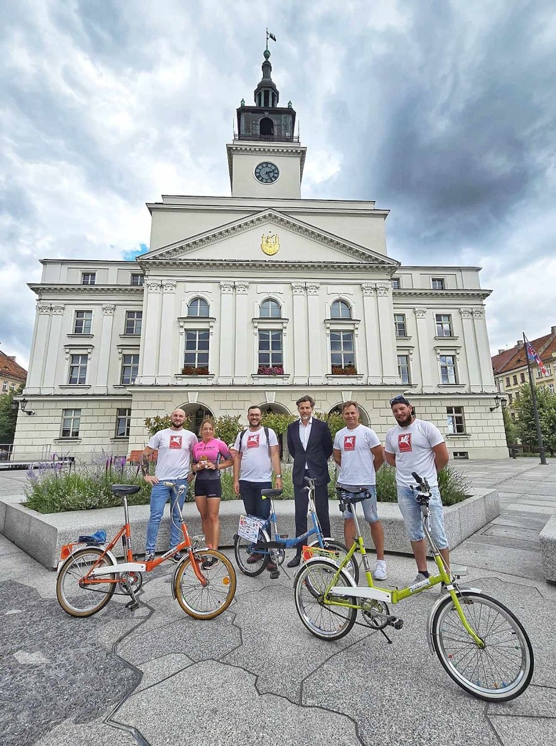 Na składakach pojadą do Pragi. Wszystko w szczytnym celu