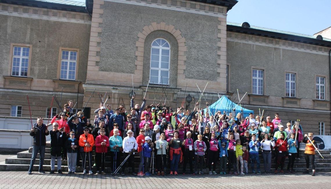 Wiosenny Marsz Nordic Walking w kaliskim Parku Miejskim ZDJĘCIA I WIDEO