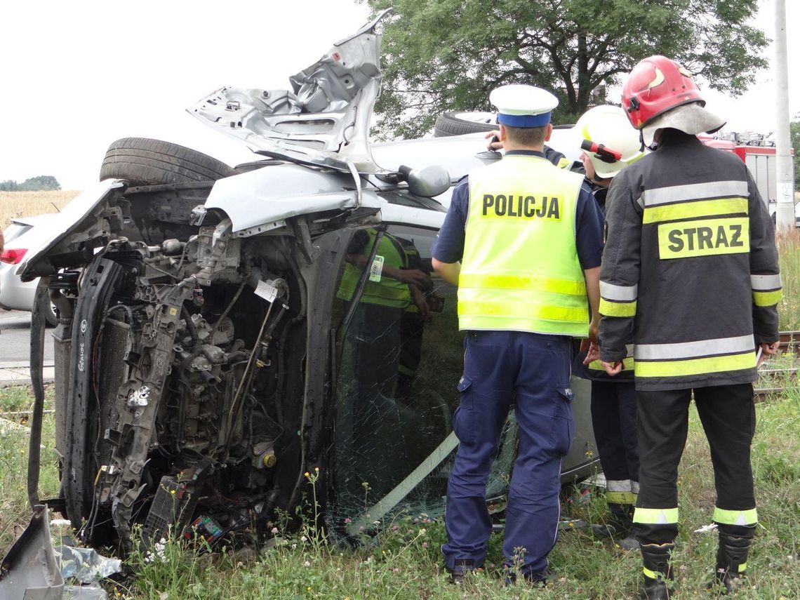 Wiozła dziecko, wjechała w pociąg. Wiemy, co działo się tuż przed uderzeniem