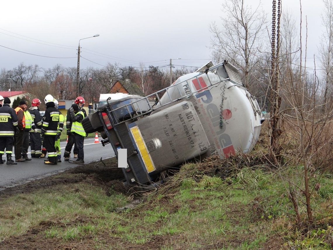 Wiózł 28 ton cementu, wylądował w rowie ZDJĘCIA