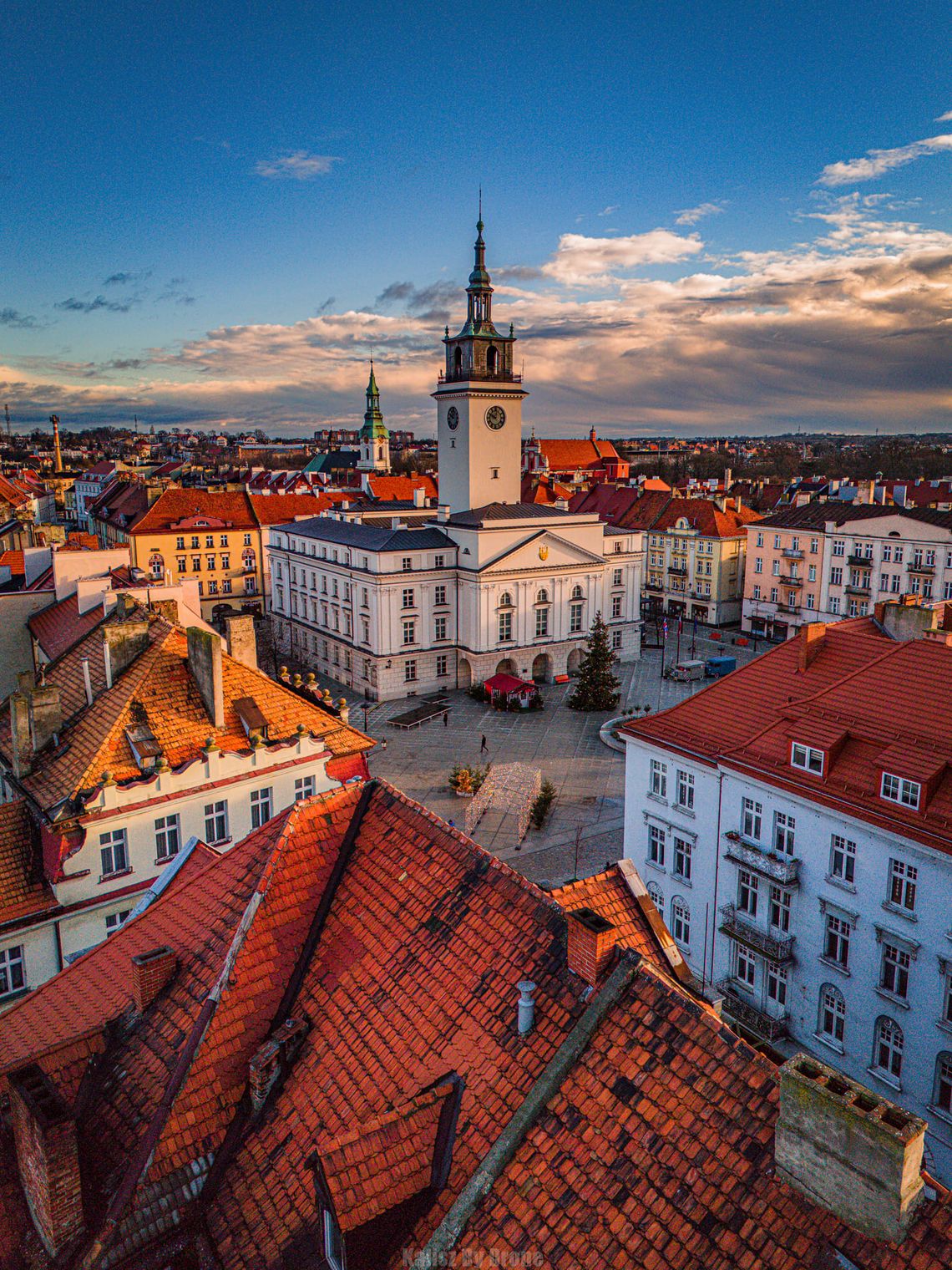 Wjazd, wyjazd i postój pojazdów na Głównym Rynku. Od poniedziałku zmiany