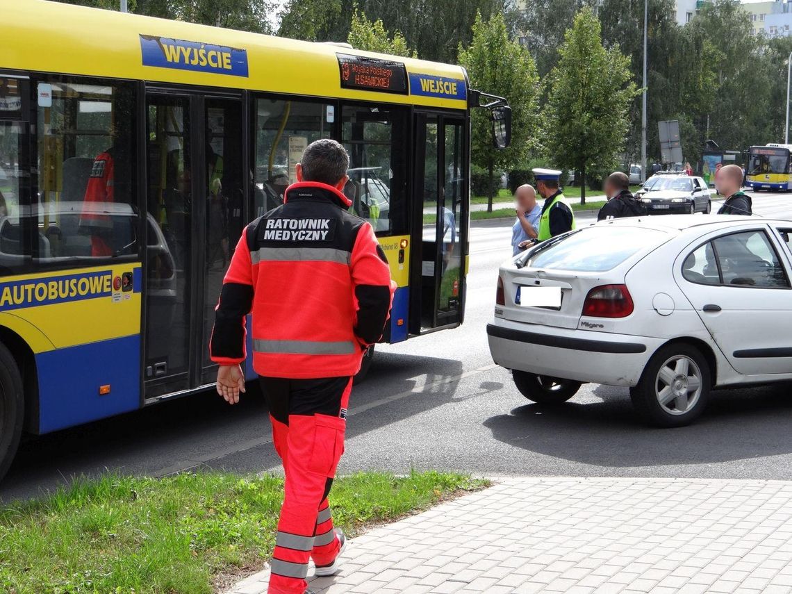 Wjechał na czerwonym, omal nie zderzył się z autobusem ZDJĘCIA