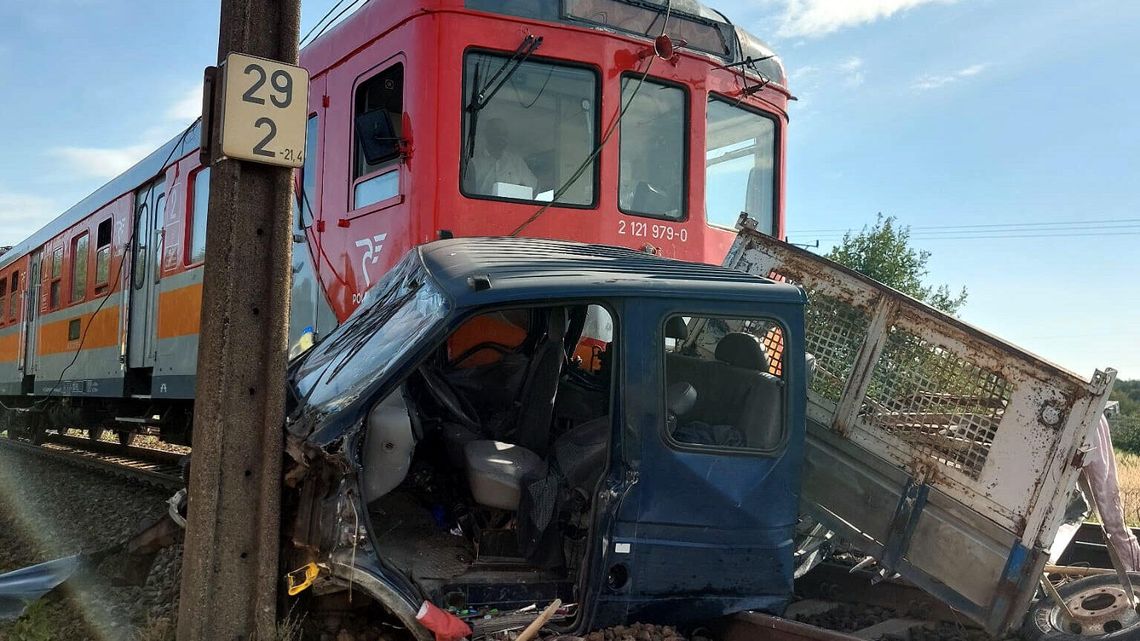 Wjechał pod pociąg, nie żyją dwie osoby. Kierowca usłyszał zarzut