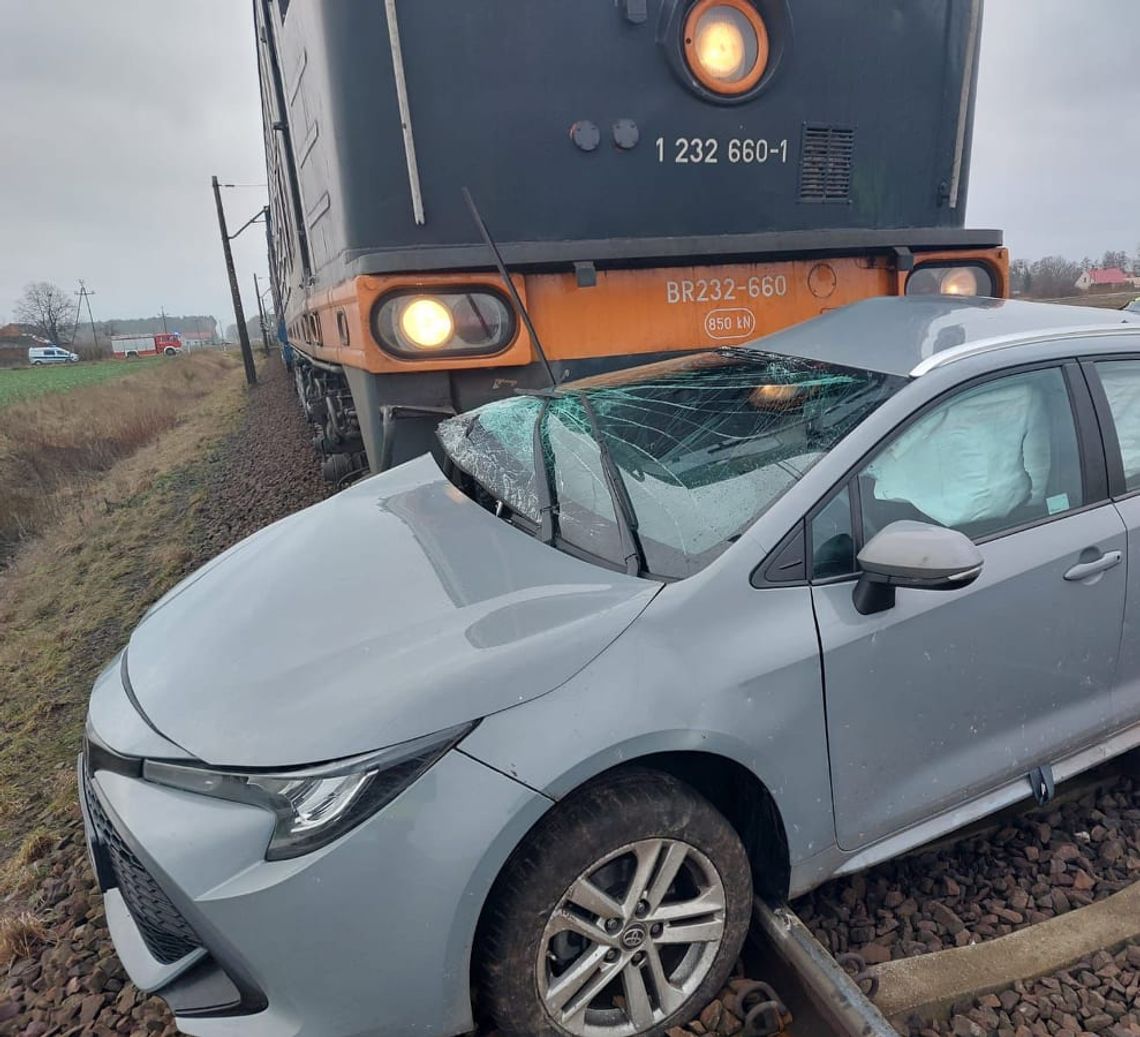 Wjechał pod pociąg. Wypadek na przejeździe ZDJĘCIA