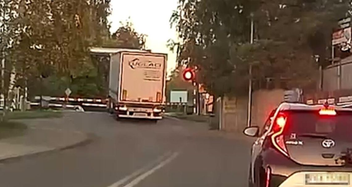 Wjechał tuż przed pociąg. Kierowca poszukiwany