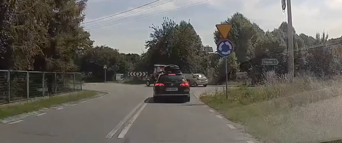 Wjechał z impetem na rondo. Niebezpieczny moment uchwycony na nagraniu WIDEO Wjechał z impetem na rondo. Niebezpieczny moment uchwycony na nagraniu WIDEO