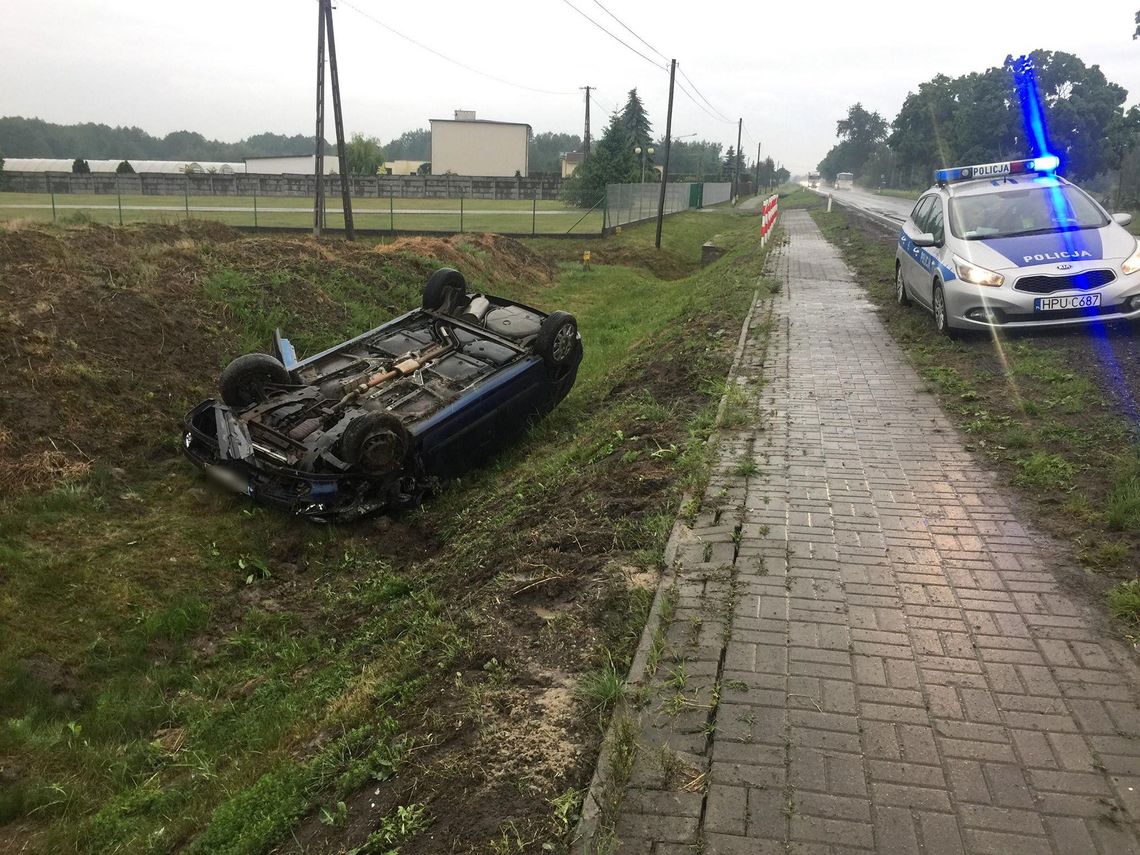 Wjechała do rowu i dachowała. Kierująca kompletnie pijana ZDJĘCIA