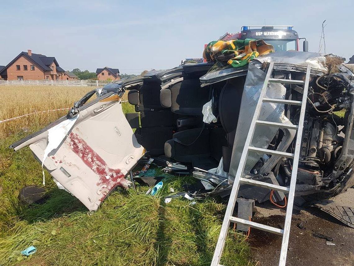 Wjechała do rowu i dachowała. Kobieta zakleszczona we wraku auta ZDJĘCIA