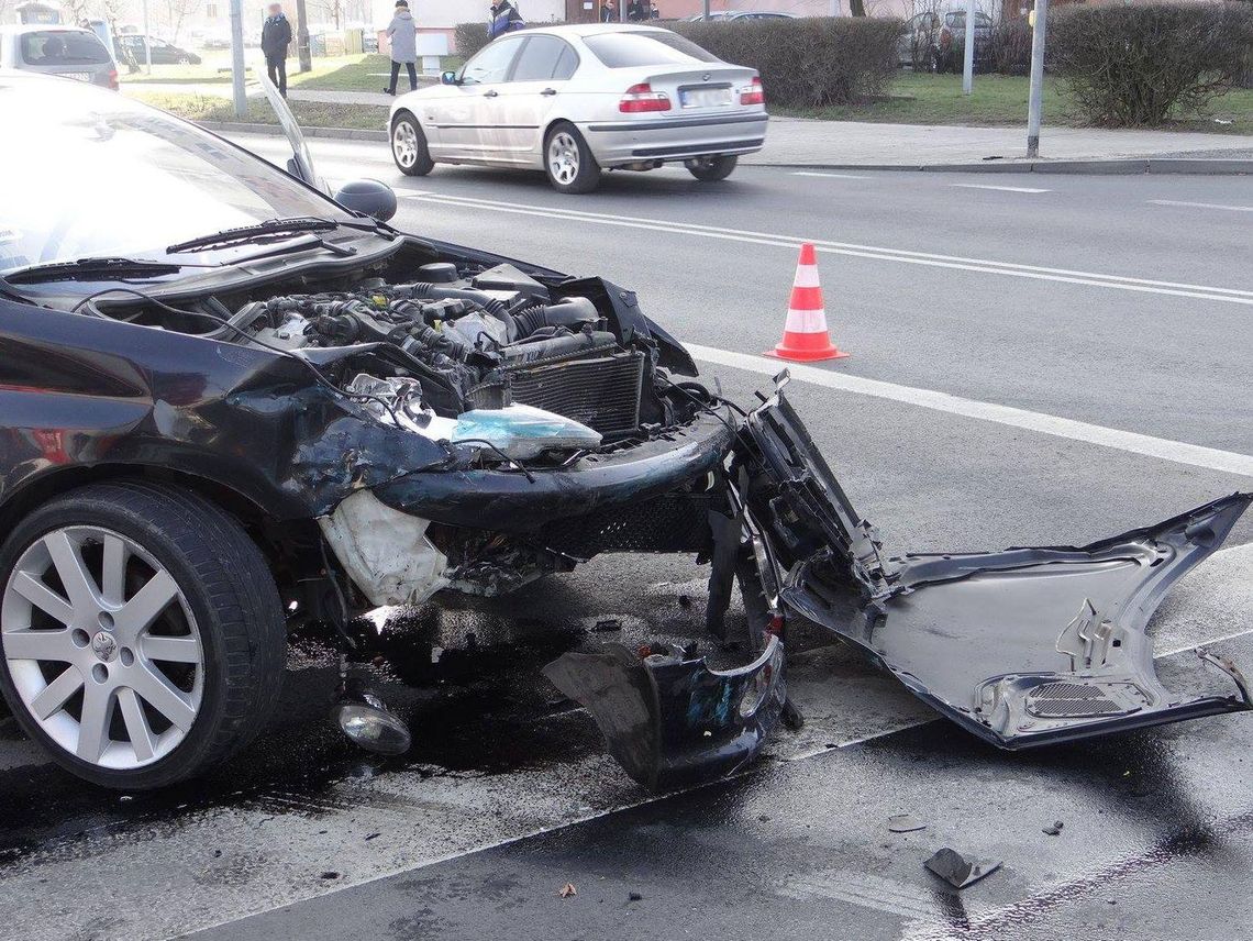 Wjechała na skrzyżowanie na czerwonym świetle ZDJĘCIA