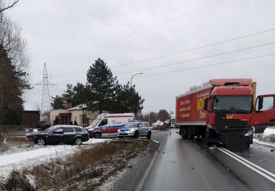 Wjechała pod ciężarówkę. 5-letnie dziecko trafiło do szpitala