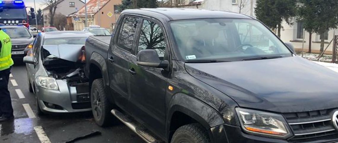 Wjechała w tył Volkswagena. Kierowca z urazem dłoni