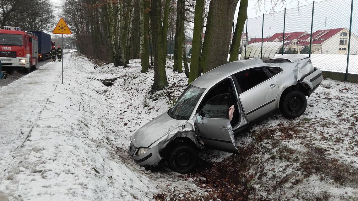 Wjechała wprost pod ciężarówkę. W samochodzie dziecko ZDJĘCIA