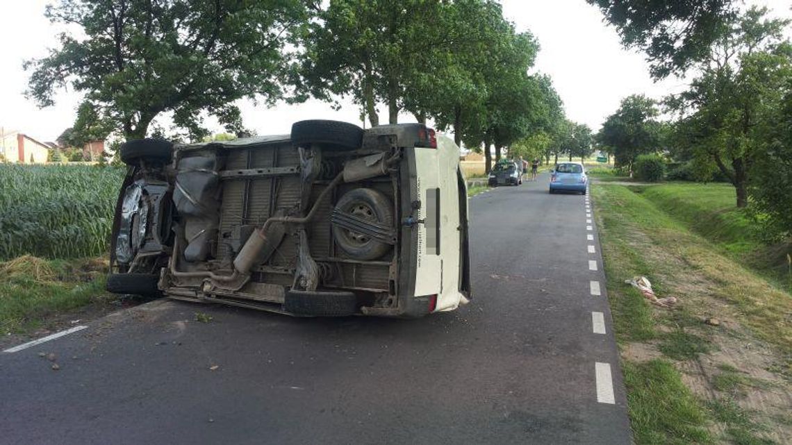 Wpadł w poślizg i dachował