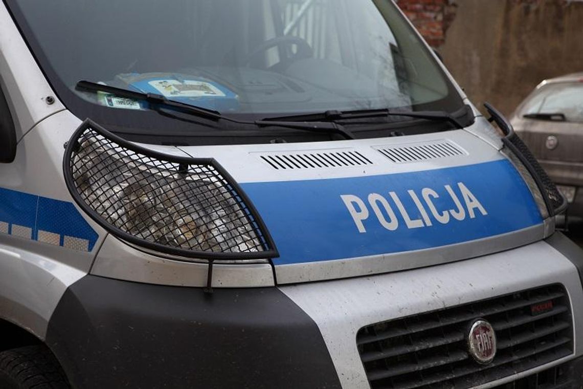 Wpadła w furię przez partnera, zdemolowała cudzy samochód
