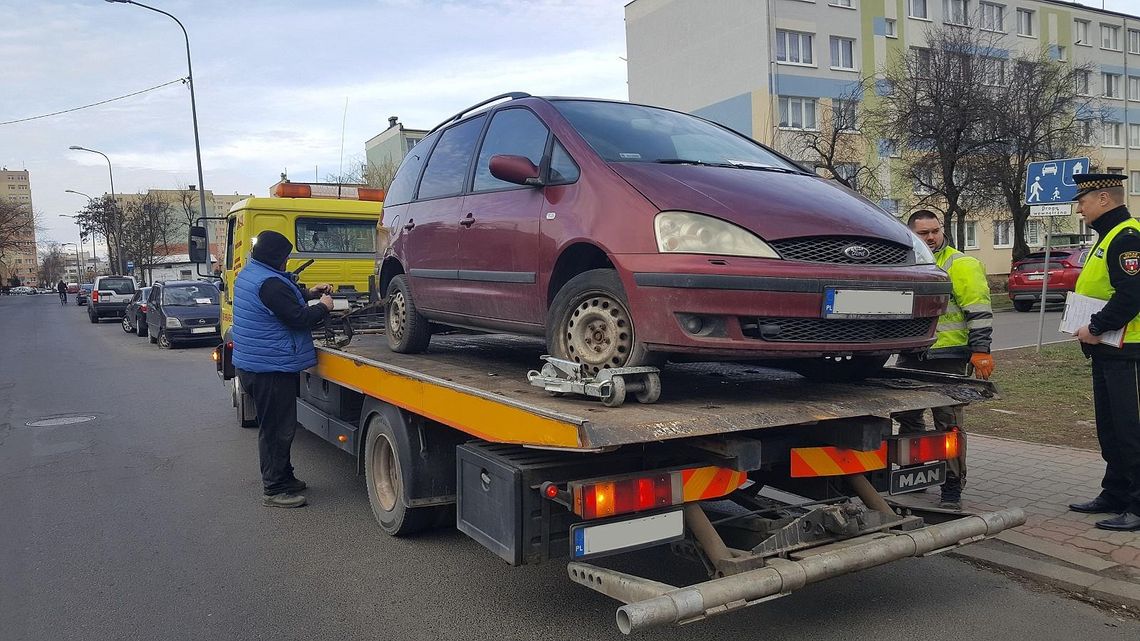 Wraki znikają z ulic Kalisza. Ruszyło usuwanie zdezelowanych aut ZDJĘCIA i WIDEO