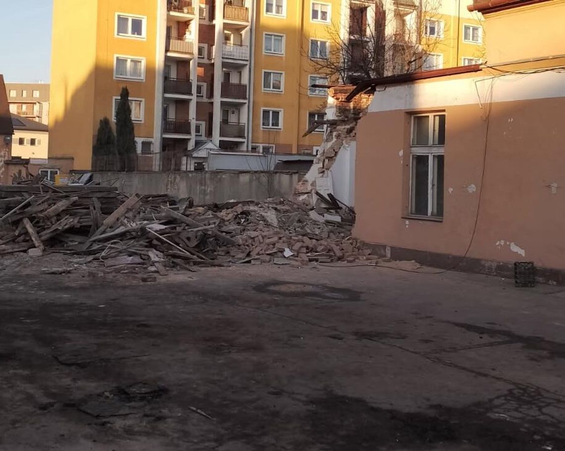 Wyburzają dom z chorym lokatorem. INTERWENIUJĄ władze miasta