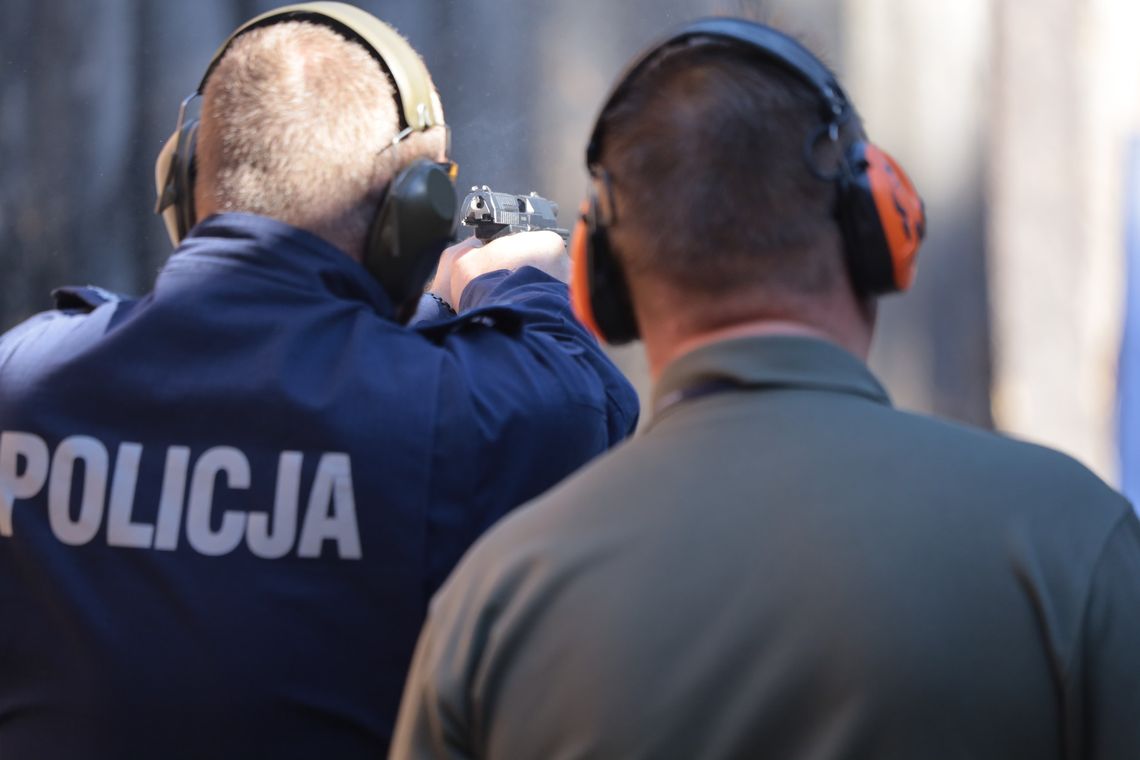 Wyjął mu broń z kabury i zaczął strzelać. Atak na policjanta