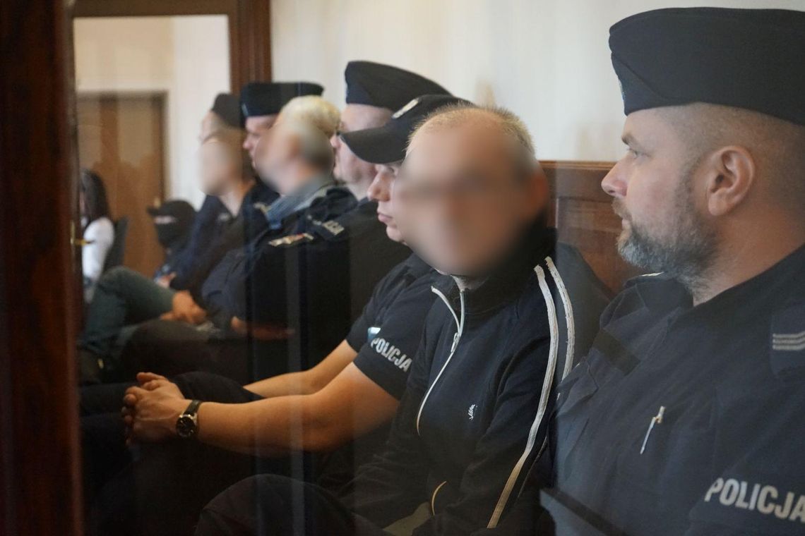 Wyłudzili pół miliarda złotych. Ruszył proces zorganizowanej grupy przestępczej, w sądzie policjanci z długą bronią