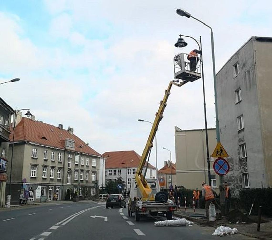 Wymieniają słupy oświetleniowe