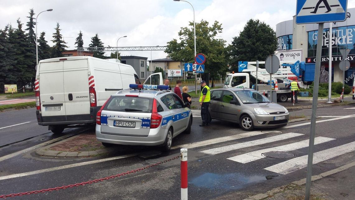 Wymusiła pierwszeństwo przejazdu. Za kierownicą kobieta w ciąży ZDJĘCIA