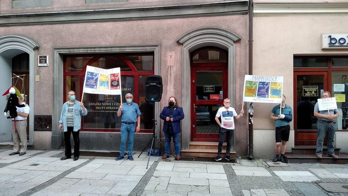 „WyPAD z Pałacu!”. Protest kaliskiego KOD-u ZDJĘCIA