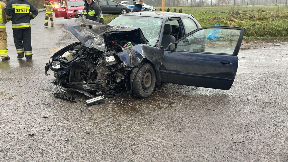 Zderzenie na skrzyżowaniu z ciężarówką. Jedna osoba była nieprzytomna