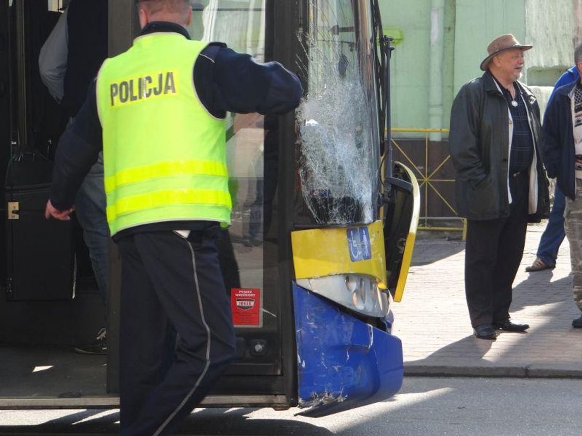 Wypadek autobusu, dwie osoby ranne ZDJĘCIA