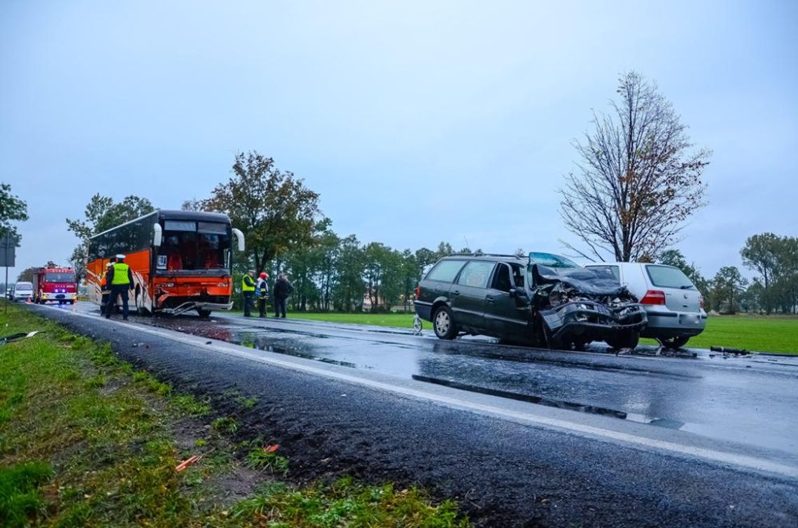 Wypadek autokaru z dziećmi. 10 osób  trafiło do szpitala ZDJĘCIA