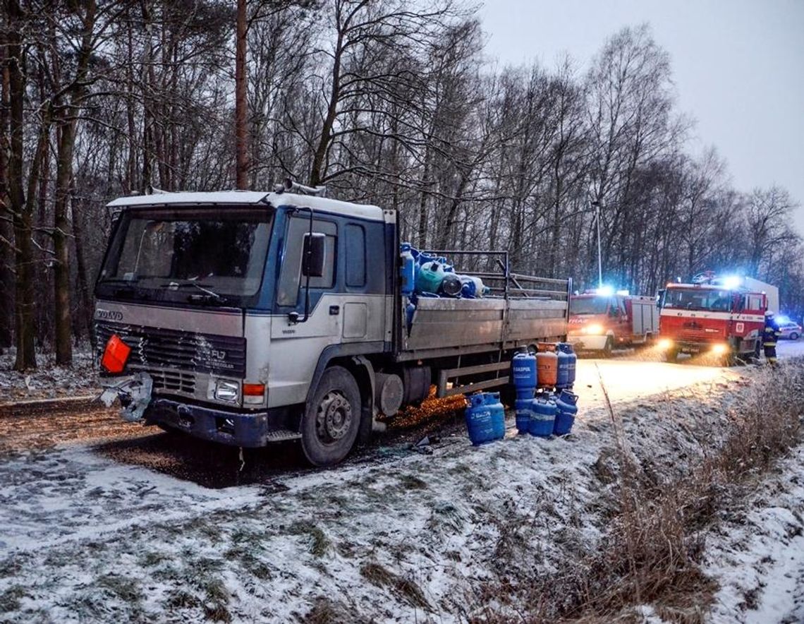 Wypadek ciężarówki przewożącej butle z gazem ZDJĘCIA