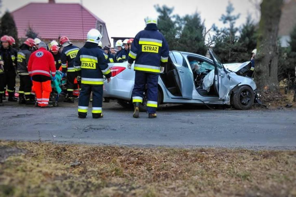 Wypadek koło Odolanowa: samochód uderzył w drzewo