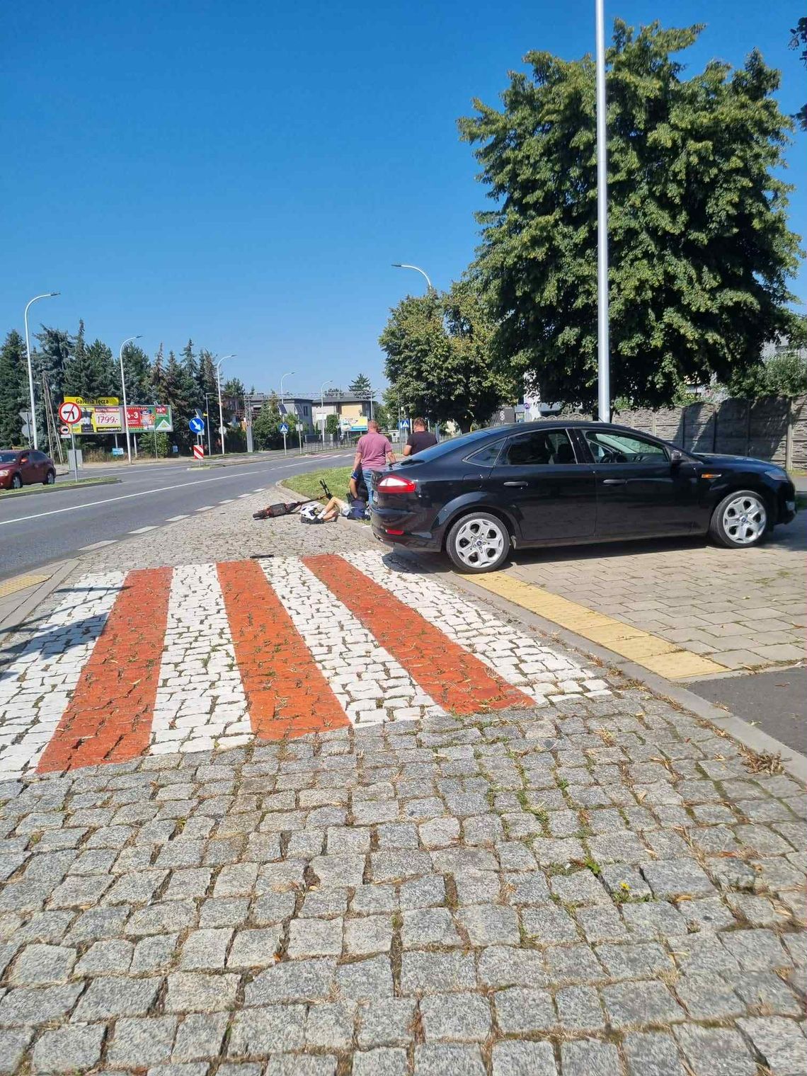 Wypadek na Alei Wojska Polskiego. Poszkodowany nastolatek na hulajnodze