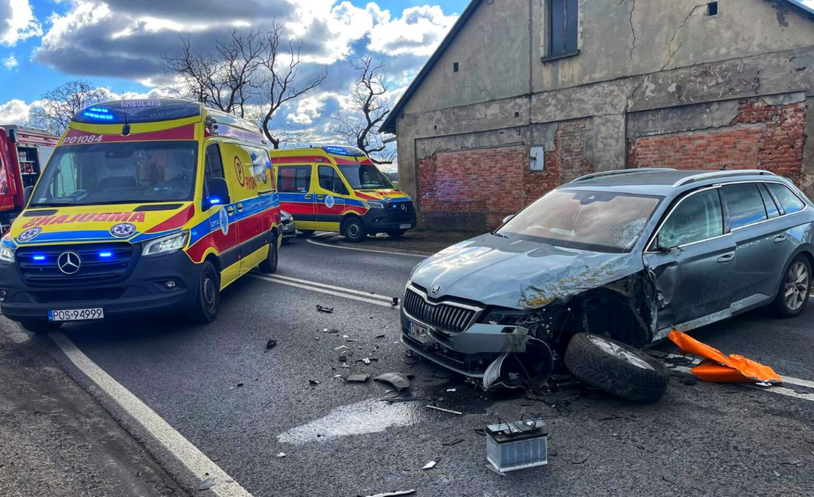 Wypadek na krajówce. Dwie osoby poszkodowane