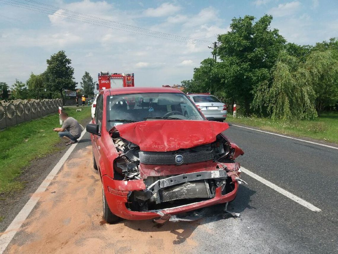 Wypadek na krajowej „25”. Dwie osoby w szpitalu ZDJĘCIA