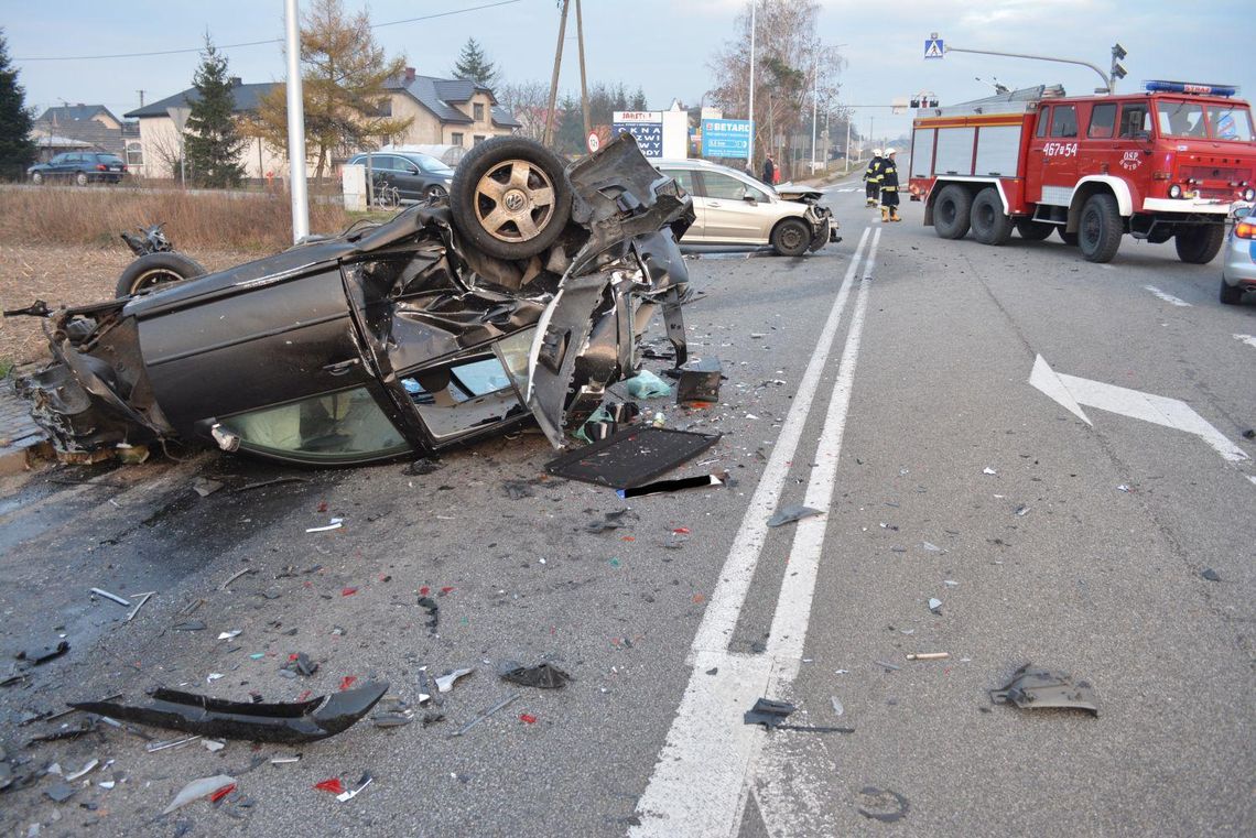 Wypadek na łuku drogi. Trzy osoby w szpitalu ZDJĘCIA