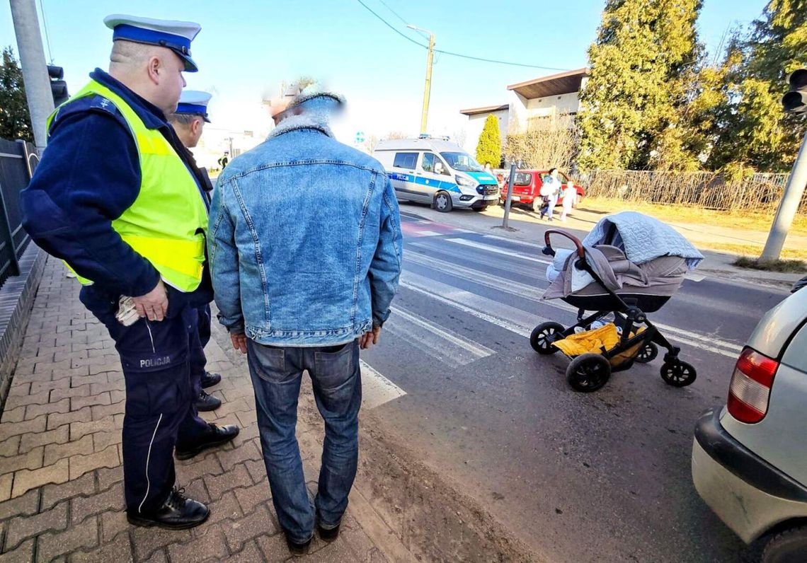 Wypadek na pasach. Kobieta z wózkiem potrącona przez samochód