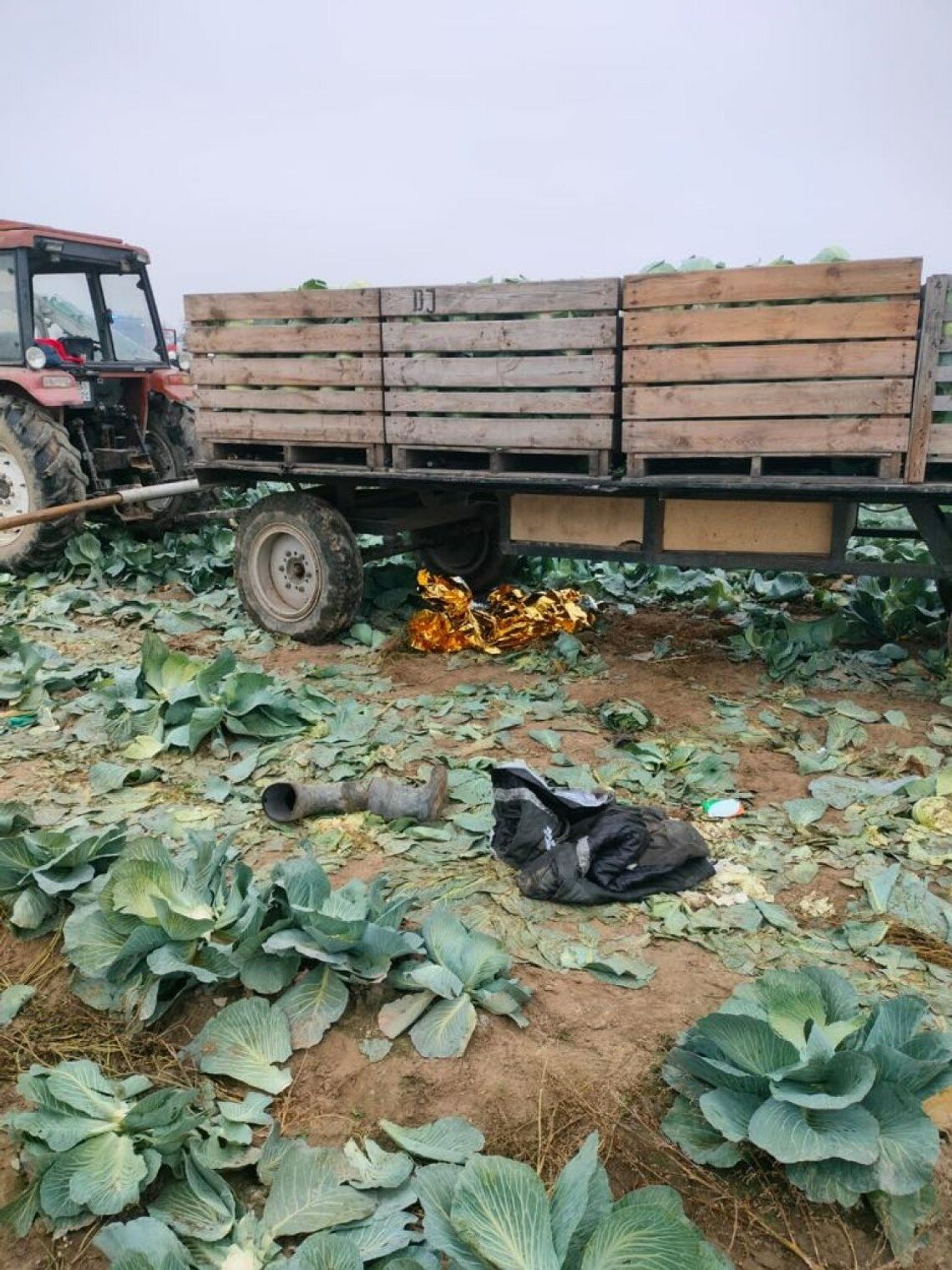 Wypadek na polu. Rolnik potrącony przyczepą podczas cofania