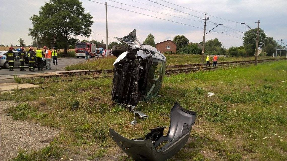 Wypadek na przejeździe kolejowym. Osobówka wjechała pod pociąg ZDJĘCIA