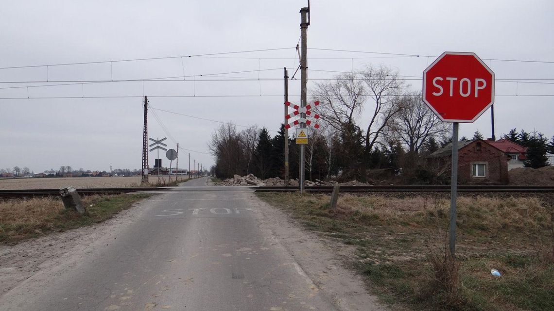 Wypadek na przejeździe kolejowym. Osobówka zderzyła się z pociągiem ZDJĘCIA