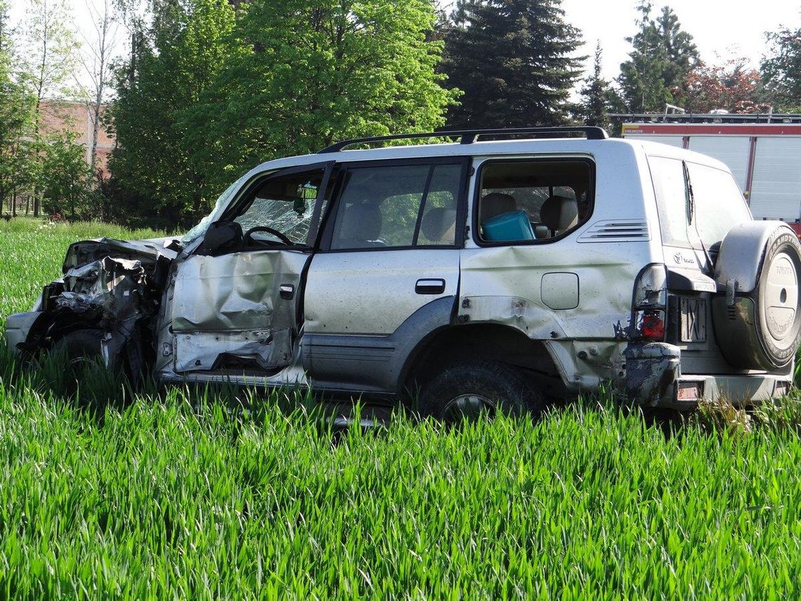 Wypadek na przejeździe kolejowym. Toyota zderzyła się z pociągiem ZDJĘCIA