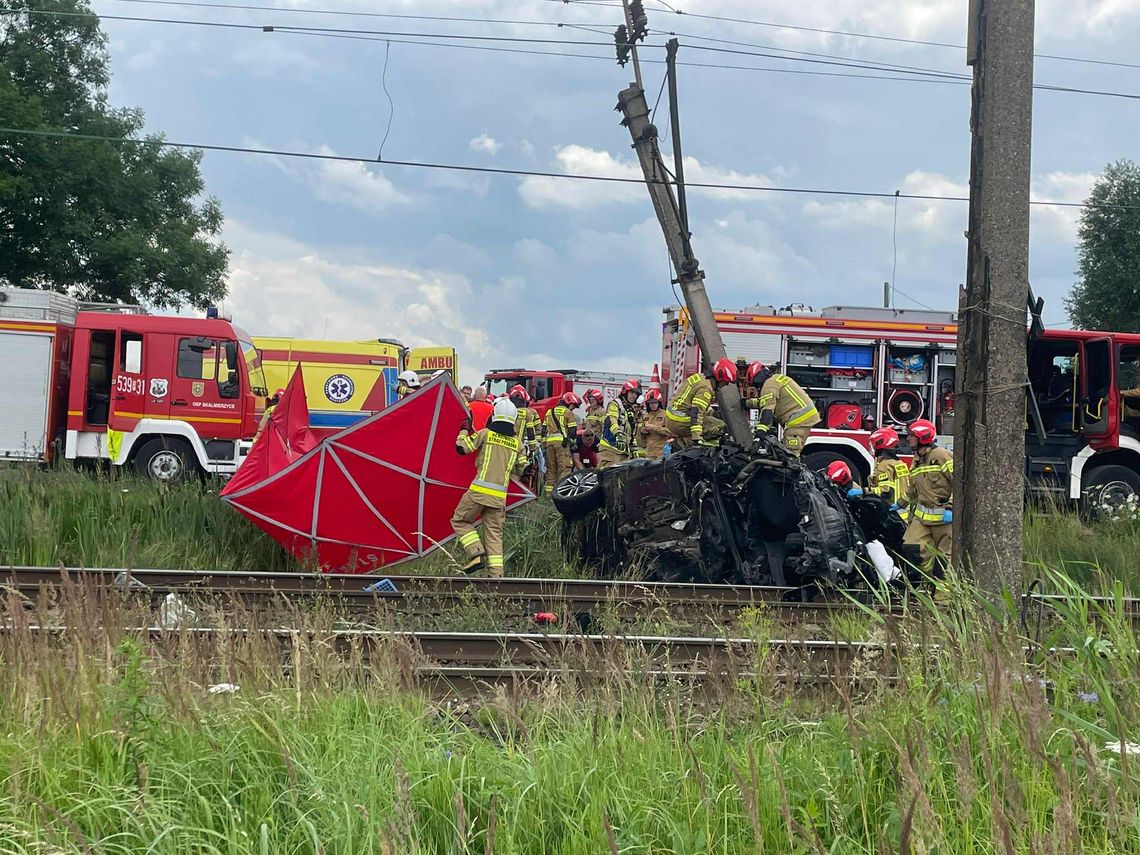 Wypadek na przejeździe. Poważnie ranny kierowca