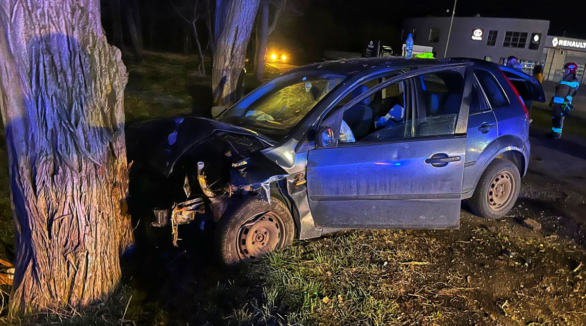 Wypadek na trasie Kalisz - Ostrów. Auto rozbiło się na drzewie