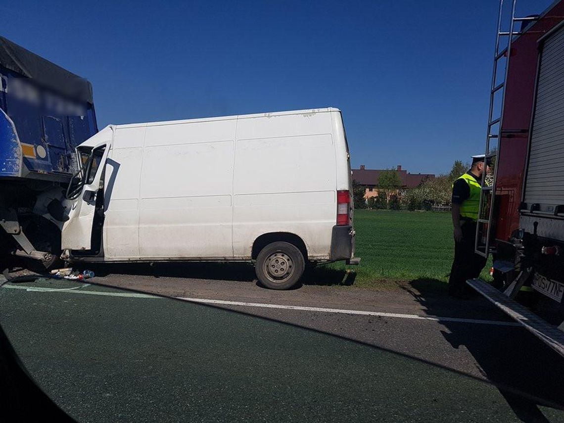 Wypadek na trasie Kalisz – Ostrów Wielkopolski. Bus zderzył się z ciężarówką