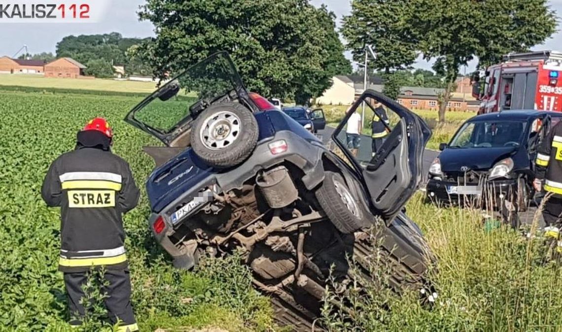 Wypadek na trasie Żelazków – Tykadłów. Trzy osoby w szpitalu ZDJĘCIA