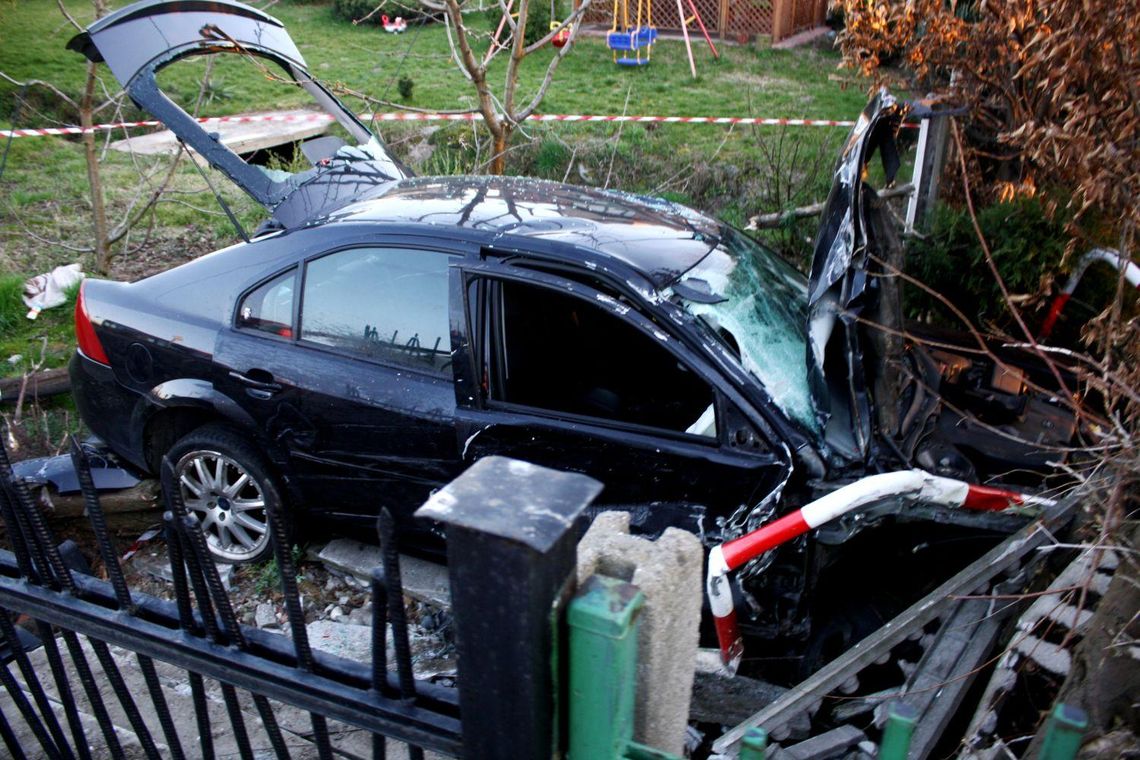 Wypadek na ul. Łódzkiej w Kaliszu. Za kierownicą 15-latek, obok pijany ojciec ZDJĘCIA