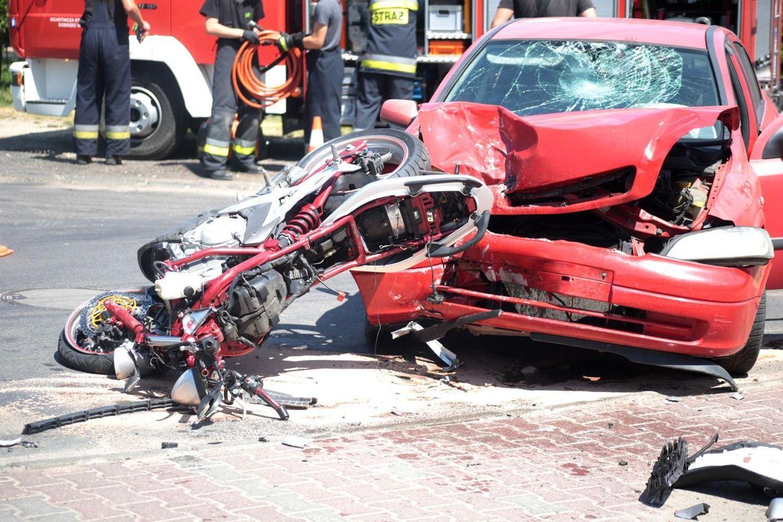 Wypadek na ul. św. Michała w Kaliszu. Motocykl zderzył się z osobówką ZDJĘCIA