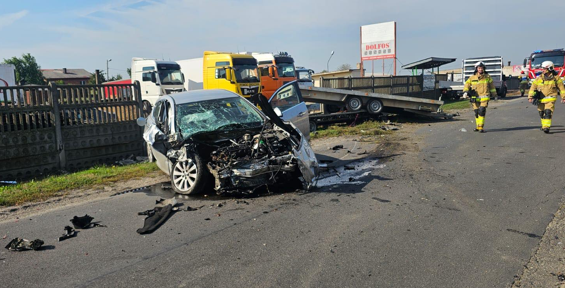 Wypadek pod Kaliszem. Jeden kierowca uwięziony we wraku