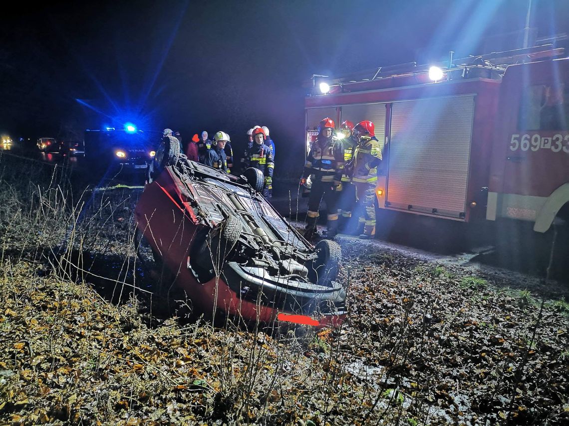 Wypadek pod lasem: samochód na dachu, kierowcy brak ZDJĘCIA