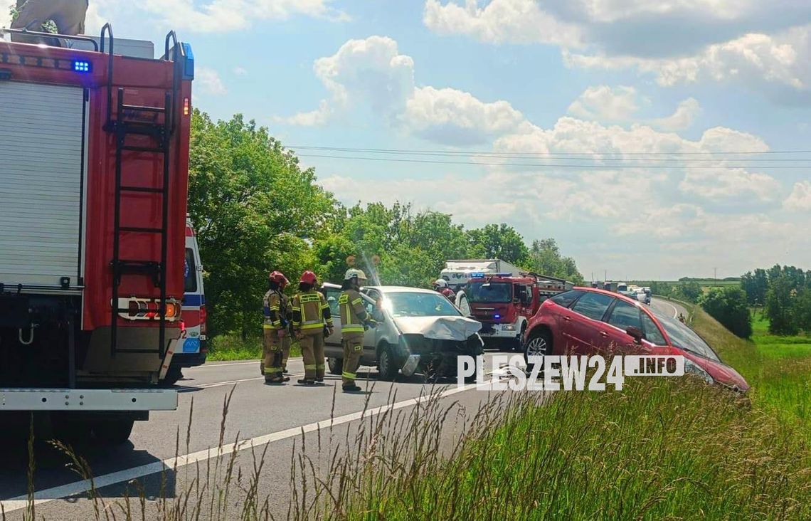 Wypadek przy Dino. Dwie osoby poszkodowane